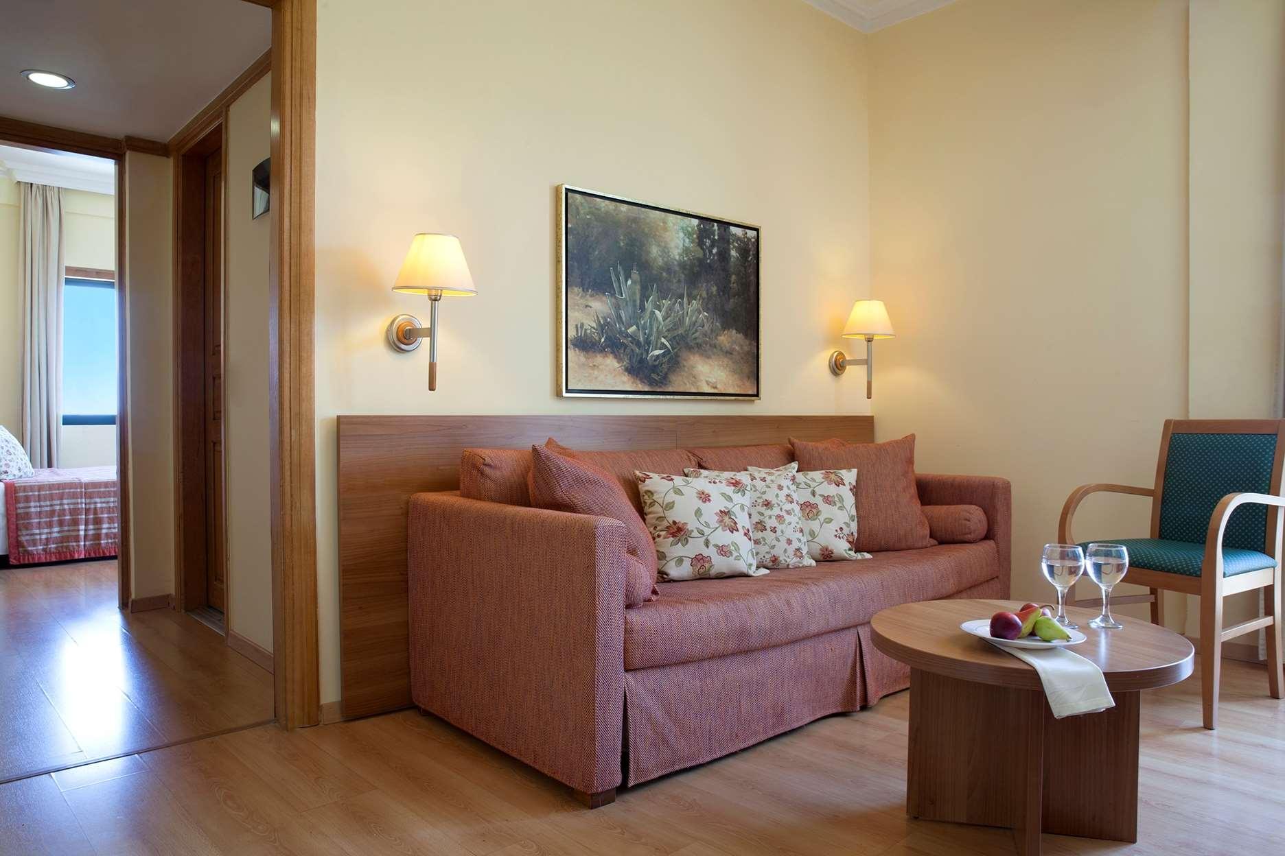מלון Ramada By Wyndham , Athens Club Attica Riviera 5*