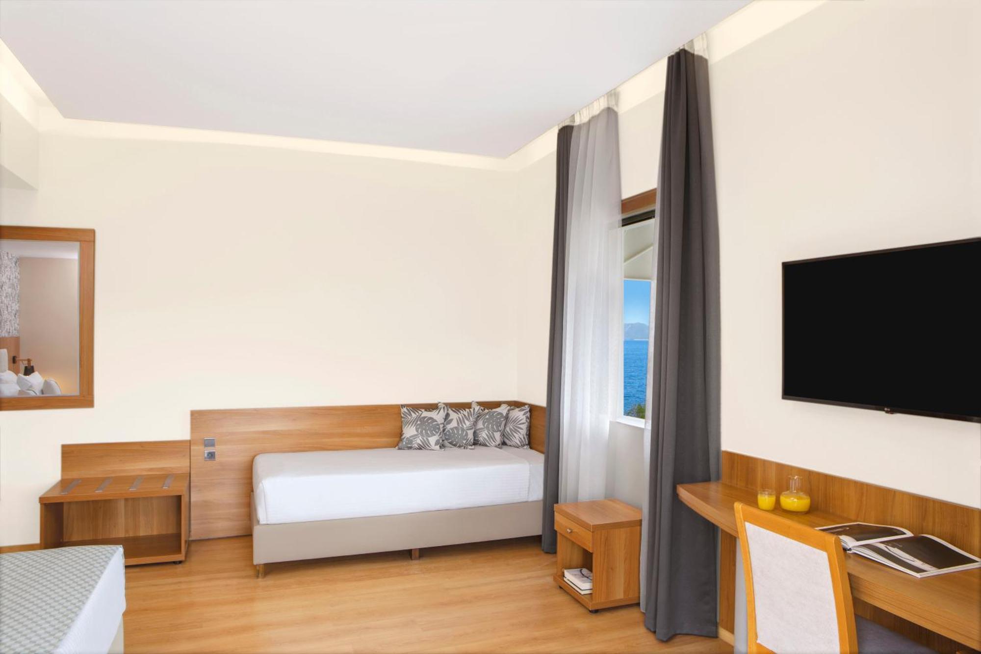 Ramada By Wyndham , Athens Club Attica Riviera מלון מאטי